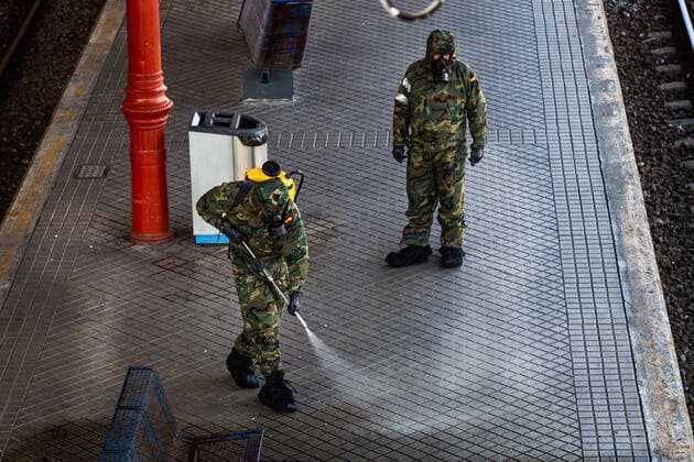 Coronavirus in Spanien, Soldaten desinfizieren San Sebastian