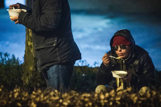 Coronavirus in Polen, Sopot, Obdachlose werden mit Essen versorgt