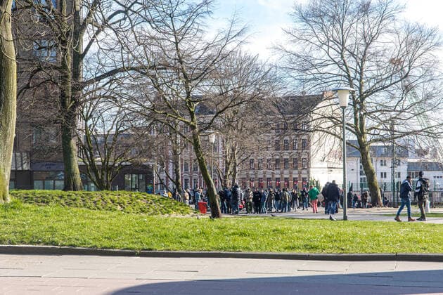 Coronavirus in Hamburg, Menschenansammlung trotz Kontaktverbot