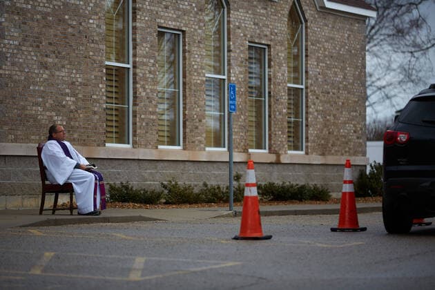 Coronavirus in den USA, Priester nimmt Drive-In-Beichte ab in Uxbridge