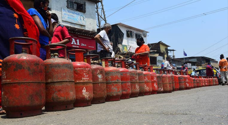 Coronavirus in Indien, Einheimische in Mumbai stehen für Gas an