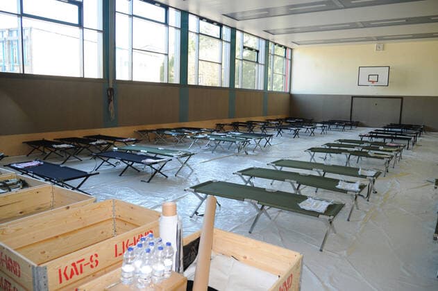 Coronavirus im Saarland, Feldbetten in einer Turnhalle in Marpingen