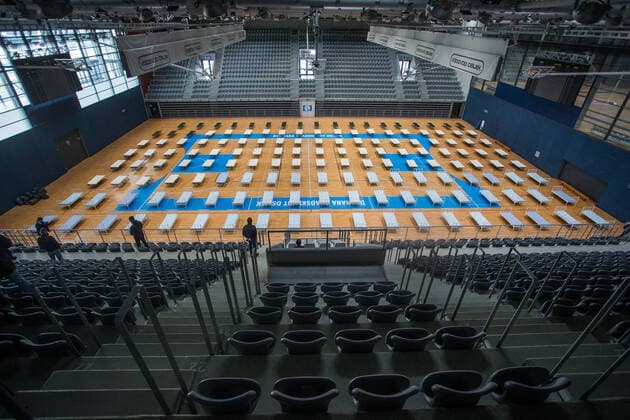 Coronavirus in Kroatien, Feldbetten in einer Sporthalle in Osijek