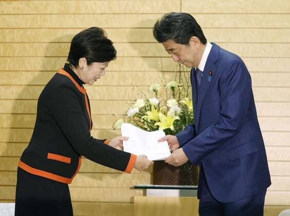 Coronavirus in Japan, Ministerpräsident Abe empfängt Gouverneurin Koike in Tokio