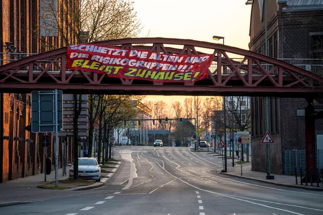 Coronavirus, Bleibt Zuhause-Banner in Essen