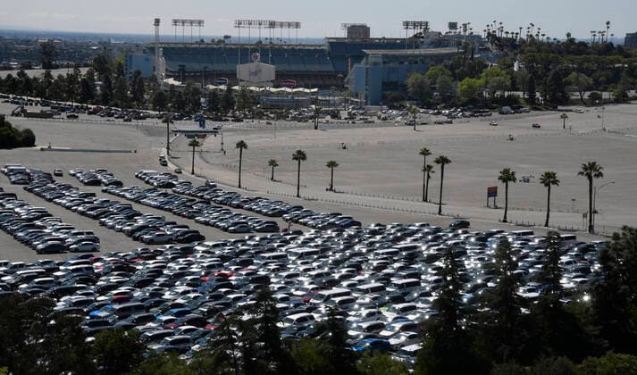 Coronavirus in den USA, Dodger Stadium dient als Parkplatz für Leihwagen