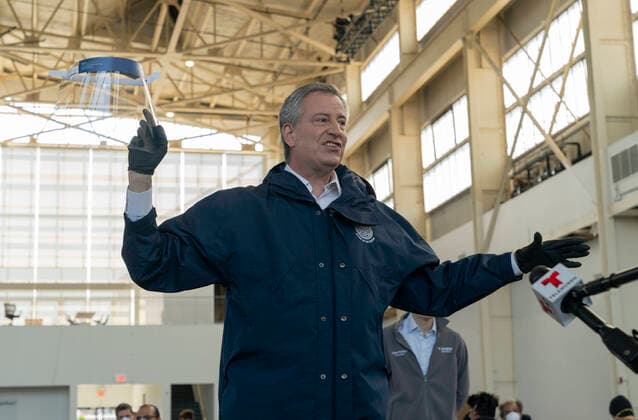 Coronavirus in New York, Bürgermeister de Blasio besucht Schutzmasken-Produzent Duggal