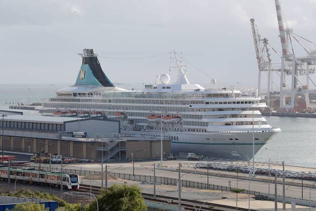 Coronavirus in Australien, Kreuzfahrtschiffe im Hafen von Fremantle City