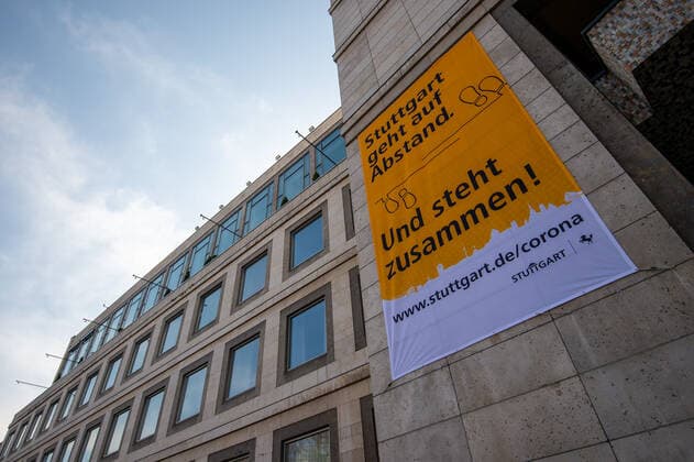 Coronavirus, Stuttgart geht auf Abstand - Plakat am Rathaus