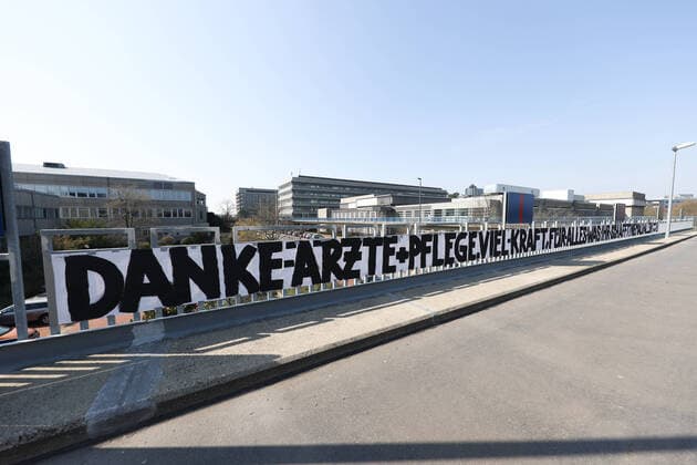 Coronavirus in Niedersachsen, Hannover 96 dankt auf einem Banner Ärzten und Pflegekräften