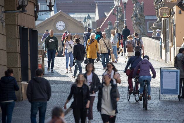 Coronavirus in Würzburg, Zahlreiche Menschen auf der alten Mainbrücke