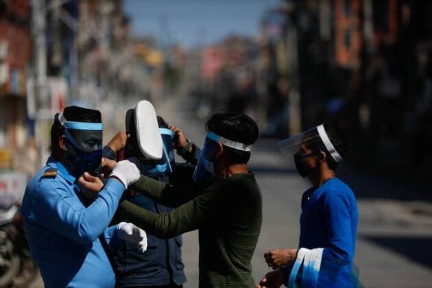 Coronavirus in Nepal, Gesichtsmasken aus Plastik in Kathmandu