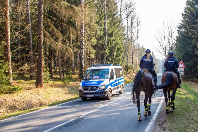 Coronavirus in Sachsen, Reiterstaffel der Polizei im Tharandter Wald kontrolliert Ausgangssperre