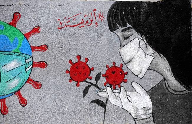 Coronavirus im Gazastreifen, Künstler zeichnen ein Covid 19 Wandbild in Khan Younis