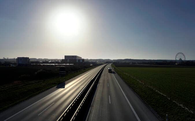 Coronavirus, Leere Autobahn A96 bei Türkheim