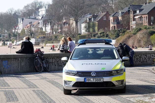 Coronavirus, Polizei kontrolliert Kontaktverbot am Hamburger Elbstrand