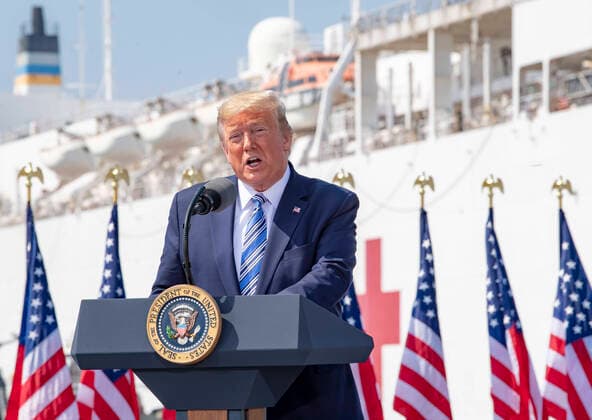 Coronavirus in den USA, Donald Trump vor Navy Ship USNS Comfort in Norfolk