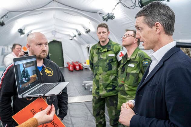 Coronavirus in Schweden, Prinz Carl Philip informiert sich über ein provisorisches Krankenhaus