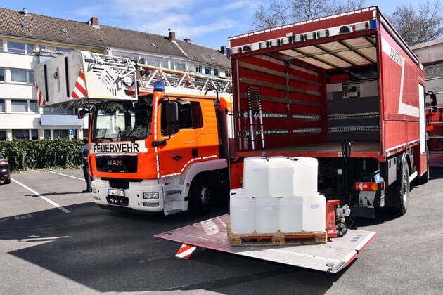 Coronavirus in Köln, Feuerwehr erhält 500 Liter Desinfektionsmittel