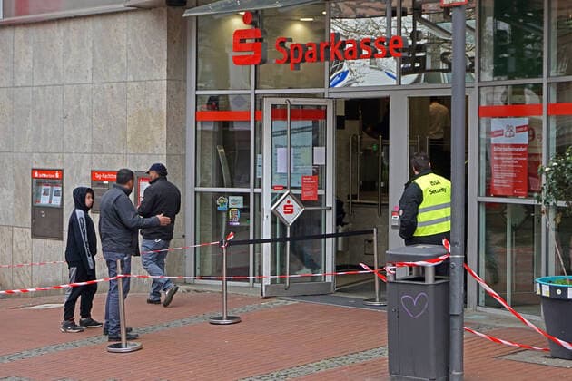 Coronavirus, Sicherheitsdienste regeln Zugang zu Sparkassenfilialen