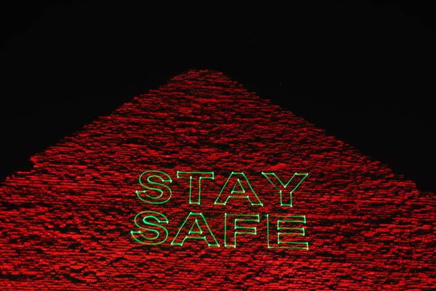Coronavirus in Ägypten, Stay Home Slogans an den Pyramiden von Gizeh