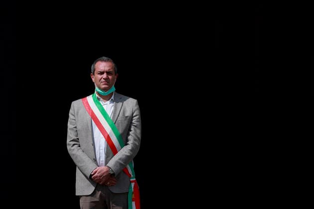 Coronavirus in Italien, Neapel, Schweigeminute für die Opfer mit Bürgermeister Luigi De Magistris