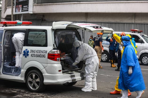 Coronavirus, Indonesien, Mann bricht auf Straße zusammen