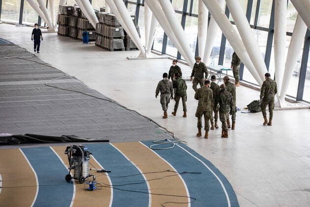 Coronavirus, Spanien, Militär baut Sporthalle zu Krankenhaus um