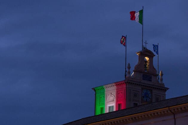 Coronavirus in Italien, Farben der Tricolore leuchten auf dem Turm des Quirinalspalastes in Rom