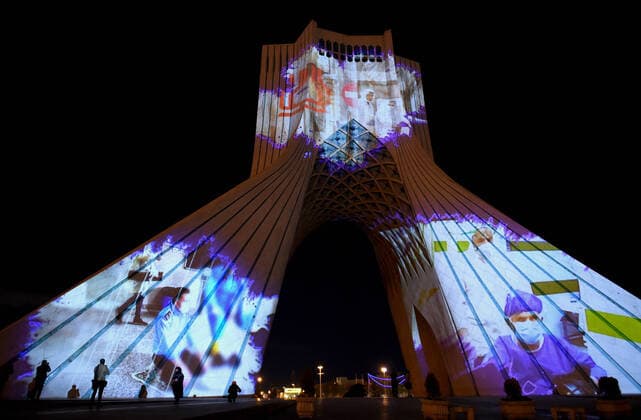 Coronavirus im Iran, Lichtinstallation am Azadi Tower in Teheran