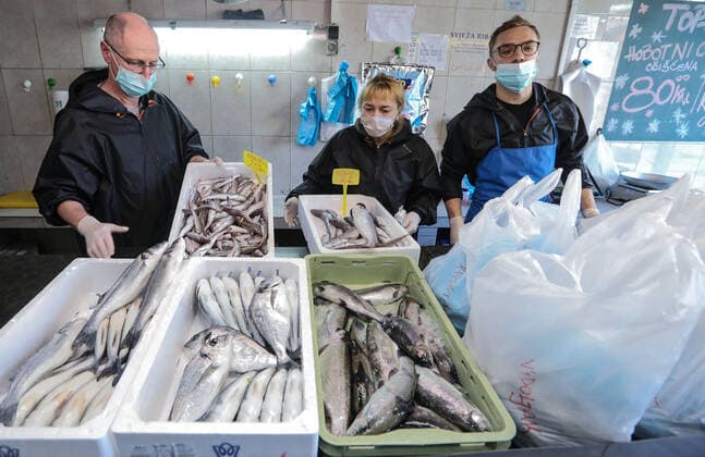 Coronavirus in Kroatien, Frischer Fisch wird in Zagreb ausgeliefert