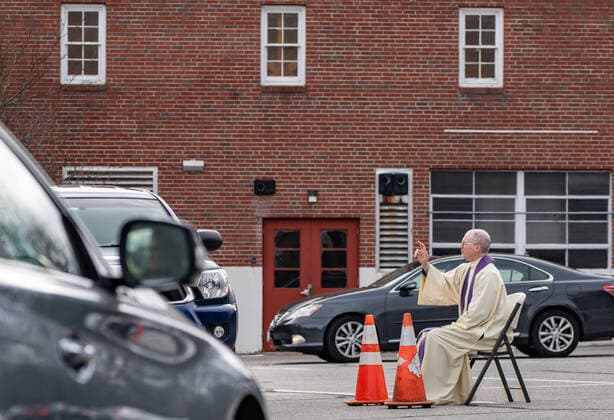 Coronavirus in den USA, Drive-Thru-Beichte in Massachusetts