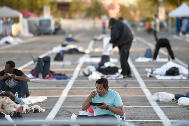 Coronavirus in den USA, Obdachlose in Las Vegas werden auf markierte Flächen verteilt