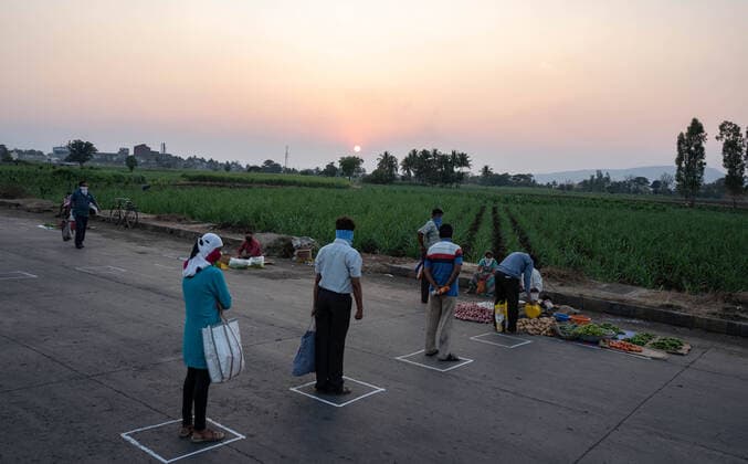 Coronavirus in Indien, Abstandhalter bei Straßenverkäufern in Kolhapur