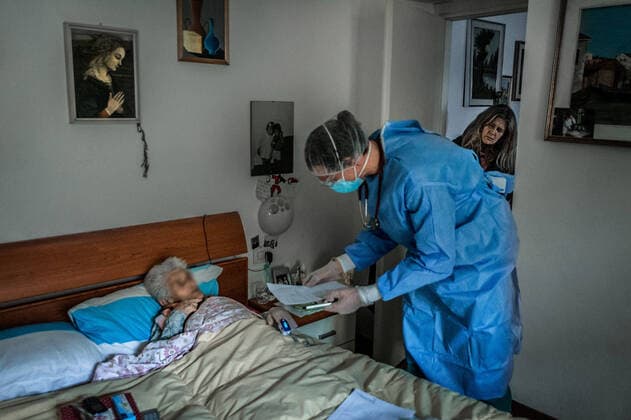 Coronavirus in Italien, USCA Mediziner helfen Patienten in Mailand in ihrer Wohnung