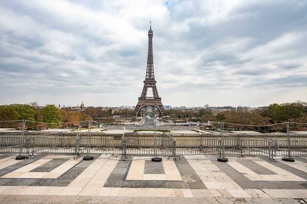 Coronavirus, Verwaiste Straßen um den Eiffelturm in Paris