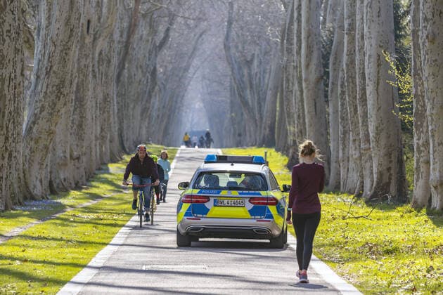 Coronavirus, Passanten im Schlosspark in Stuttgart