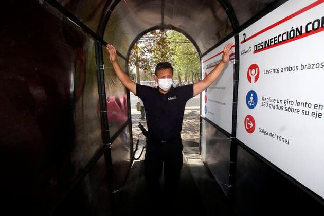 Coronavirus in Chile, Desinfektions-Tunnel in Santiago