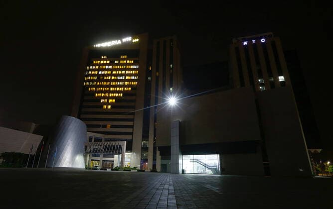 Coronavirus in Venezuela, Erleuchtete Fenster des Hesperia Hotels bilden ein Herz