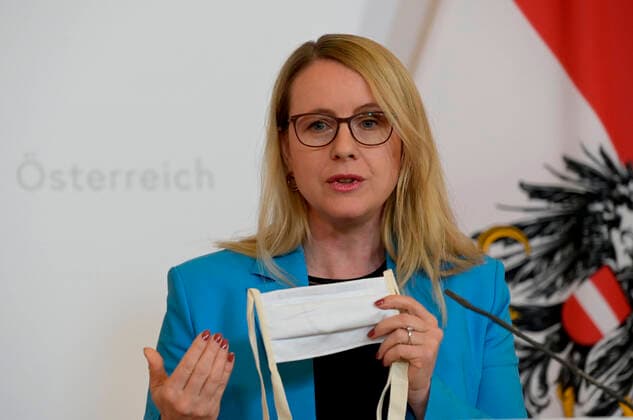 Coronavirus, Wirtschaftsministerin Schramböck äußert sich in Wien zur Produktion von Schutzmasken