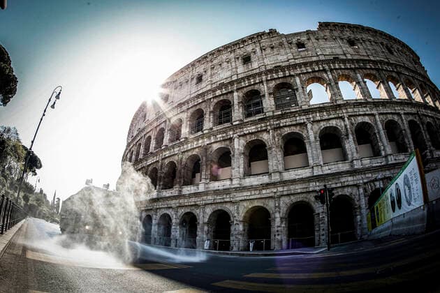 Coronavirus in Italien, Desinfektionsmaßnahmen vor dem Colosseum in Rom