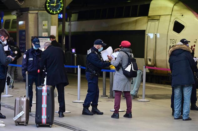Coronavirus in Frankreich, Kontrollen am Bahnhof Montparnasse in Paris