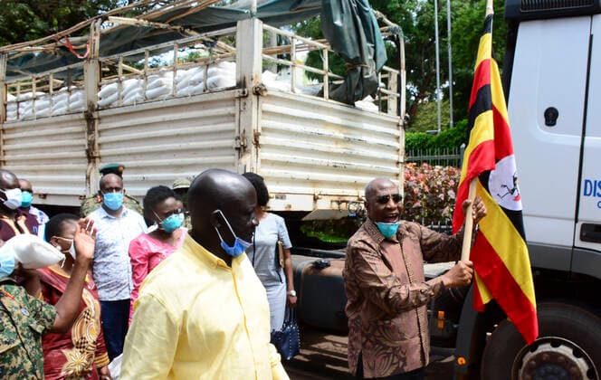 Coronavirus in Uganda, Premierminister Ruhakana Rugunda bei Verteilung von Lebensmitteln in Kampala