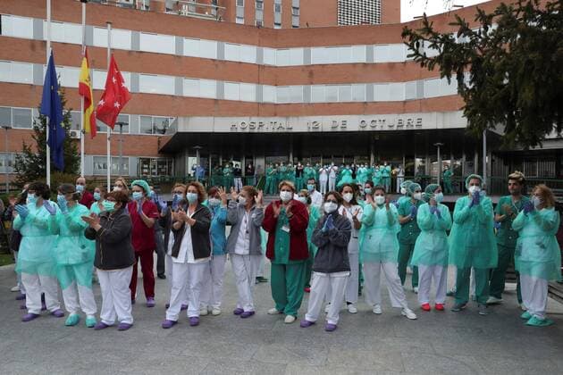 Coronavirus, Madrid, Polizei und medizinisches Personal applaudieren sich gegenseitig
