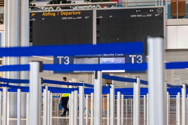 Stuttgart, Flughafen stellt Betrieb aufgrund Sanierung der Start- und Landebahn ein