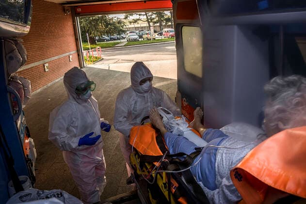 Coronavirus in Italien, Sanitäter transportieren Covid-19 Patienten im Rettungswagen
