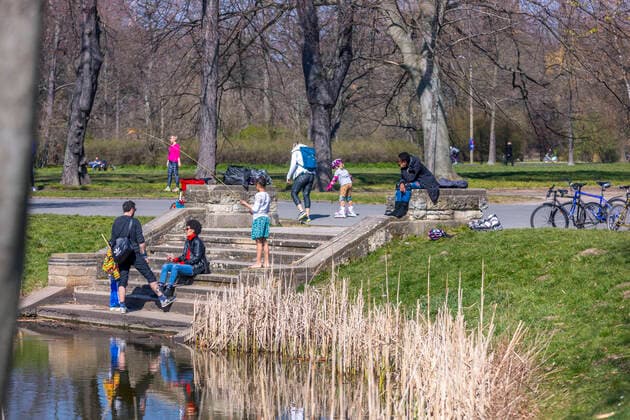 Coronavirus in Leipzig, Menschen genießen die Frühlingssonne im Clara Zetkin Park