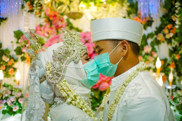 Coronavirus in Indonesien, Hochzeit mit Mundschutz in Jakarta