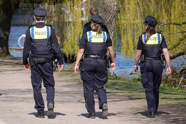 Coronavirus, Polizei kontrolliert Kontaktsperre in Hamburg