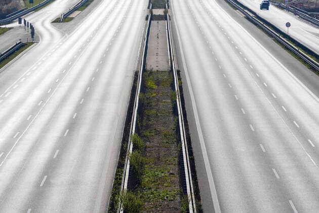 Coronavirus, Verwaiste Autobahn A8 bei Stuttgart